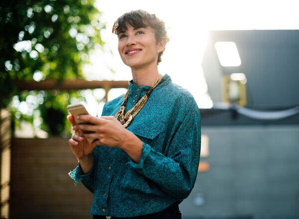 smiling-woman-with-iphone-in-the-sun-1